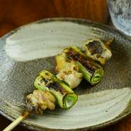 「清流鶏」を中心に宮崎県産地鶏や「青森シャモロック」など、各地で大切に飼育されているブランド鶏にこだわります。豊かな風味でクセのない味わいは、備長炭で焼くだけで絶品のおいしさに。