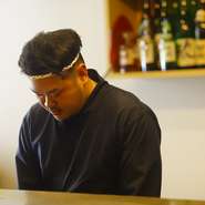 こだわりの食材を仕入れながらも、店の敷居は低く保ちます。それは、肩ひじ張らずに過ごしてもらいたいから。料理人は、尋ねたり話したりしやすいような空気を纏っています。