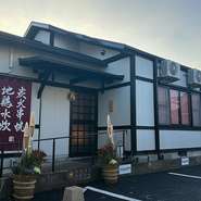 飲み放題付きコース料理のほかに、食事だけを楽しめるコース料理も用意されています。もちろん、アラカルトも豊富。「串料理のお店なので、お一人様も大歓迎」と話します。