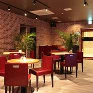 店舗入口側(4名様テーブル席×２、3名様テーブル席×1)