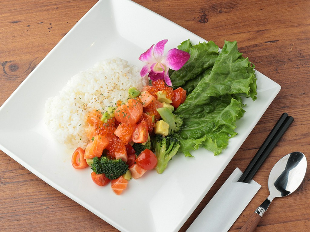 新鮮なサーモンを使った『サーモンポキ丼』
