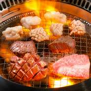 熱源に炭火を使うことで、強い火力を保ちながらも遠赤効果で食材にはじんわりと火が通っていきます。脂が落ち炭の弾ける音や、食材が焼けていく香ばしい匂いに食欲を刺激。