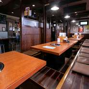 「新鮮でおいしいお肉を食べてもらいたい」といの想いから、宴会のお肉も一枚一枚店主が丁寧に手切りをしています。赤身は肉肉しさを感じることができ、ホルモンはプリップリ！