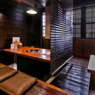 掘りごたつ席はブラインドを下げることで、カンタンに自分たちだけの世界をつくることができます。おいしいお肉を目の前にすれば、ガールズトークもどんどん弾んでいくはず。