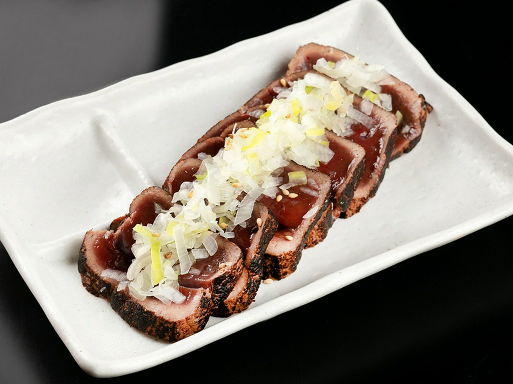 低温調理でレバーの中まで火を通して、レアに仕上げた『レバーテキ』