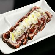 レバーはゆっくり低温調理しています。時間をかけて火入れを行うことで、レアの仕上がりに。さっぱりして食べやすい、ネギ塩タレと合わせるのがオススメです。