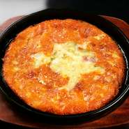 箸で摘まむと、トロンととろけたチーズが溢れ出てきます。こんがりと焼き色がついた表面は、ふんわりと柔らかくまろやかな味わい。子どもから大人まで人気があります。