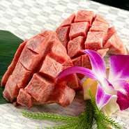 花を咲かせたように切り込みを入れた牛タン。新鮮できれいな色味の牛タンは、とても柔らかく適度な弾力を楽しむことができます。塩やワサビで合わせるのも良いですが、自家製とろろタレとの相性がバツグンです。