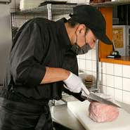 「多くの人に支えられている恩を料理で返したい」と、店を開いた店主。何か迷っていたり困っていたりする人には、すぐに声をかけてサッとフォロー。「質問や相談も気軽にしてほしい」と話します。