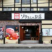 店主が料理を、妻がフロアを主に担当しながら訪れる人たちを笑顔で迎えて入れています。店主は、ミャンマー語、英語、タイ語、日本語を習得。海外からの観光客、仕事で来日している方もぜひ。