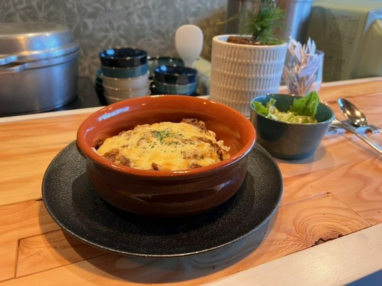 ランチはすべてのメニューにサラダとお好きなドリンクが付きます