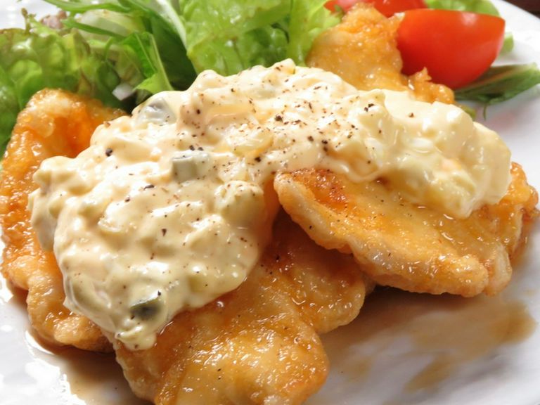 甘酢ダレとタルタルソースのおいしさに、思わず頬が緩む『チキン南蛮』