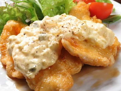 甘酢ダレとタルタルソースのおいしさに、思わず頬が緩む『チキン南蛮』