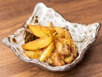 ガーリックの刺激とコンソメの味わいに食欲をそそられる『悪魔のポテト』