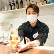 カウンター席の中から気軽に話しかけたり、適度に距離保ったりと、その人に合わせたサービスを行うことを心がけている白石氏。快適な空間を提供することをモットーにしています。