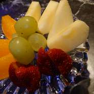 八百屋さんからその時のおすすめのフルーツを仕入れている為、リーズナブルな価格で提供しております。季節に合わせたフルーツとドリンクをお楽しみください。