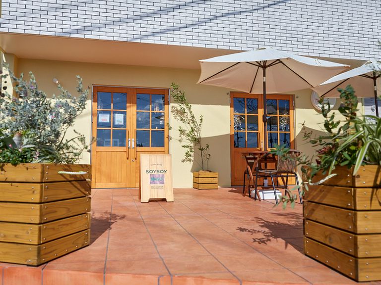 テラス席もご用意。名護の住宅街のマフィン屋さん