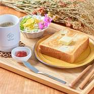 モーニングには、沖縄で人気の手づくりベーカリー【Pain de Kaito（パン・デ・カイト）】のパンを使用した『トーストセット』がオススメです。焼き立てのトーストに本部産のアセロラジャムを添えて。