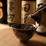 年間で100本以上は楽しむという日本酒好きな店主の手による充実の品ぞろえ。希少な銘柄に出合えることもこの店を訪れる楽しみです。好みの味わいやオススメの銘柄など、ぜひ気軽に相談を。