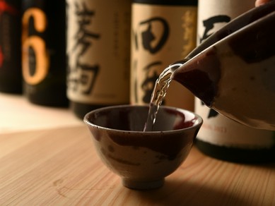 多彩な味わいの地酒は、常時20種類以上がラインナップ