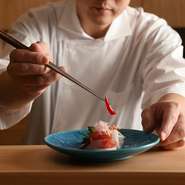 趣のある和の空間が広がるこちらのお店。四季折々の食材を盛り込んだコースは基本的に“おまかせ”ですが、事前に苦手な食材などを伝えれば柔軟に対応してもらえます。美食と美酒を心ゆくまで楽しんで。