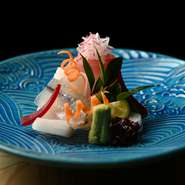 【日本料理ありがとう】では毎朝市場に足を運び、その日一番の鮮魚を仕入れています。素材を厳選するだけでなく、もっとも味がのる頃合いを見極めるのがこだわり。鮮度だけではない旨みを感じられます。