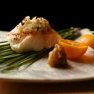 鮮魚の状態を見極め、さまざまな技法を駆使して焼き上げる一皿。この日は、若狭地と呼ばれる調味液に漬け込んで陰干しにした甘鯛。油で揚げて砕いた鱗に、しっとりとした白身。食感のコントラストが秀逸です。