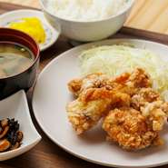 外カリッ中ジュワッで自慢のトリカラ『トリカラ定食』