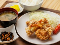 外カリッ中ジュワッで自慢のトリカラ『トリカラ定食』