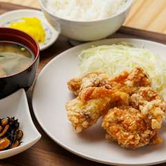 外カリッ中ジュワッで自慢のトリカラ『トリカラ定食』