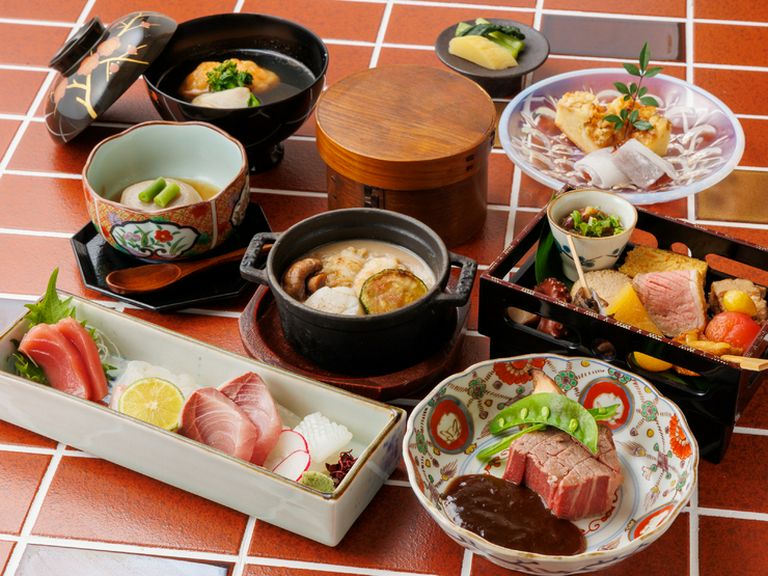 四季折々の旬の食材を使用した多彩な料理をコースで味わう