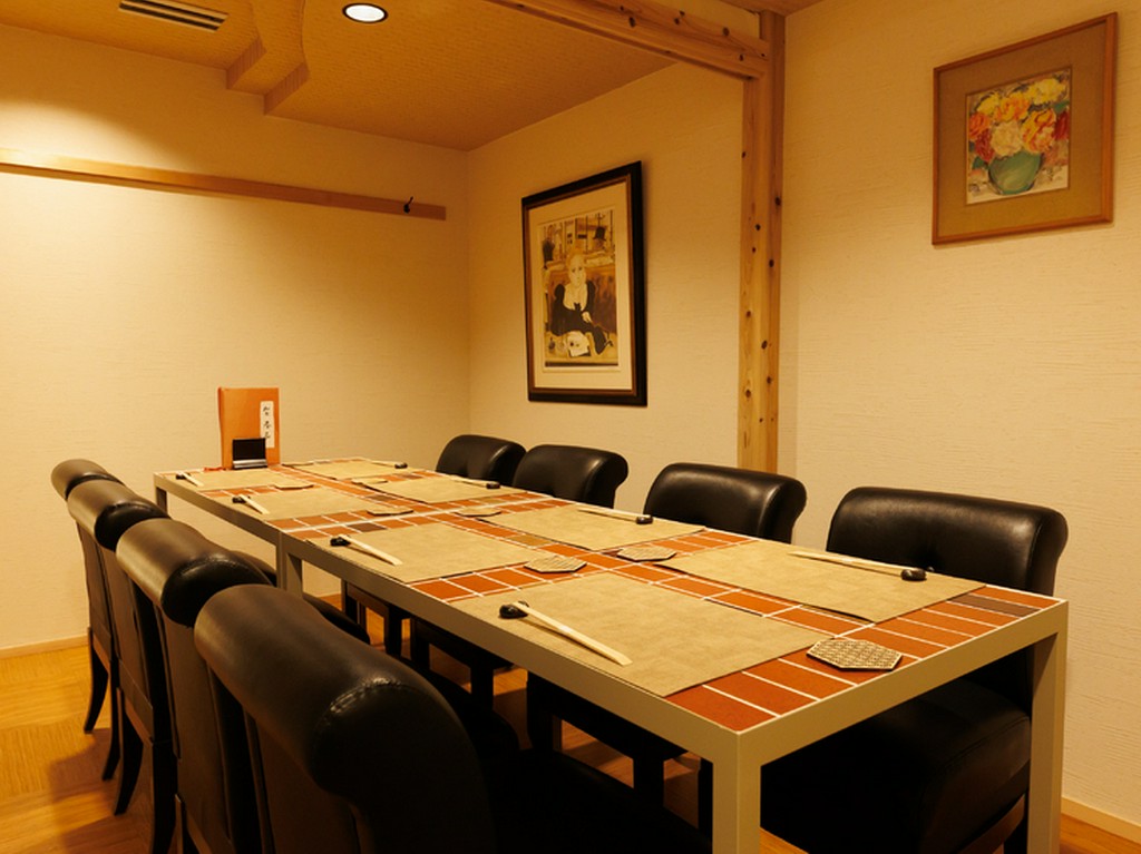 2つの個室を完備。間仕切りを外せば最大8名まで着席可能