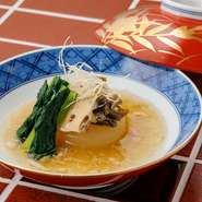 その時々にもっとも旨みを増す食材と多彩なだしを合わせた一皿。冬のある日はやわらかく煮た鮑と大根、干し貝柱の旨みが凝縮された“あんかけ”の取り合わせ。やさしい味に癒やされ体の芯から温まります。