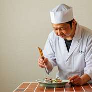 「料理は個性があってこそ」と話す春名さんは、驚くほど膨大な時間と情熱を一皿に注ぎます。素材の持ち味を存分に引き出した料理はどれも目と舌を満足させるものばかり。訪れるたび新しいおいしさに出合えます。