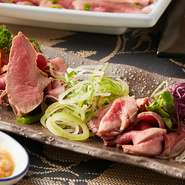 低温加熱でじっくり時間をかけてローストし、素材の旨味を閉じ込めました。牛タン特有の歯ごたえと噛むほどに口の中に広がる旨味をご堪能ください。