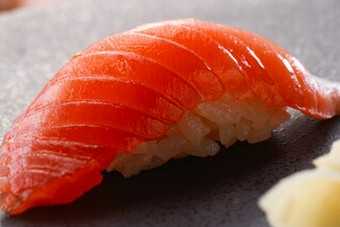 知床鶏炭火焼きや季節の食材を使った天ぷらに鮨9貫などを旬を楽しむ『旬楽コース』全22品！