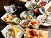 函館白身握りと生雲丹軍艦や本鮪とサーモンの中落ち手巻き、和牛ステーキなどを含む「山河コース」全13品！