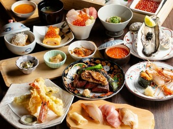 生牡蠣キャビア乗せや里芋とたらば蟹の揚げ出し、特選握り五貫などを含む「満天コース」全14品！