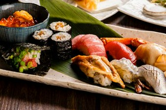 ランチ限定！焼き物・炙り2種や天ぷら3種、鮨8貫などご堪能いただけるランチコース！