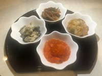 お酒に合う小鉢ご用意しております。「紅鮭親子ルイベ」「数の子松前」などなどお酒が進む一品
