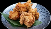 醤油ベースのお酒にもおにぎりにも合うお店おすすめのから揚げで。