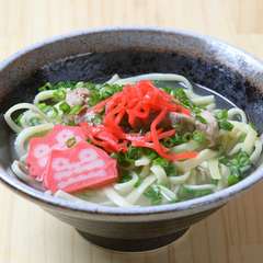 独自にブレンドしたスープが絶品『沖縄そば』