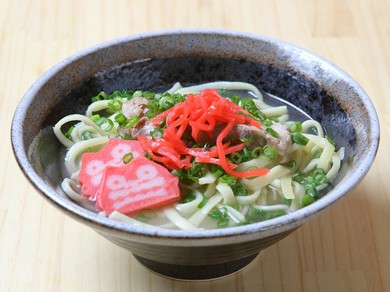 独自にブレンドしたスープが絶品『沖縄そば』