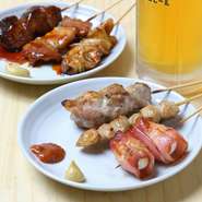 鶏モモ、豚レバー、鶏皮、ぼんじりなど、『串焼き』の肉は新鮮なものを厳選。豚レバーは特に新鮮なものを使用しているため、状況によってはないこともあります。