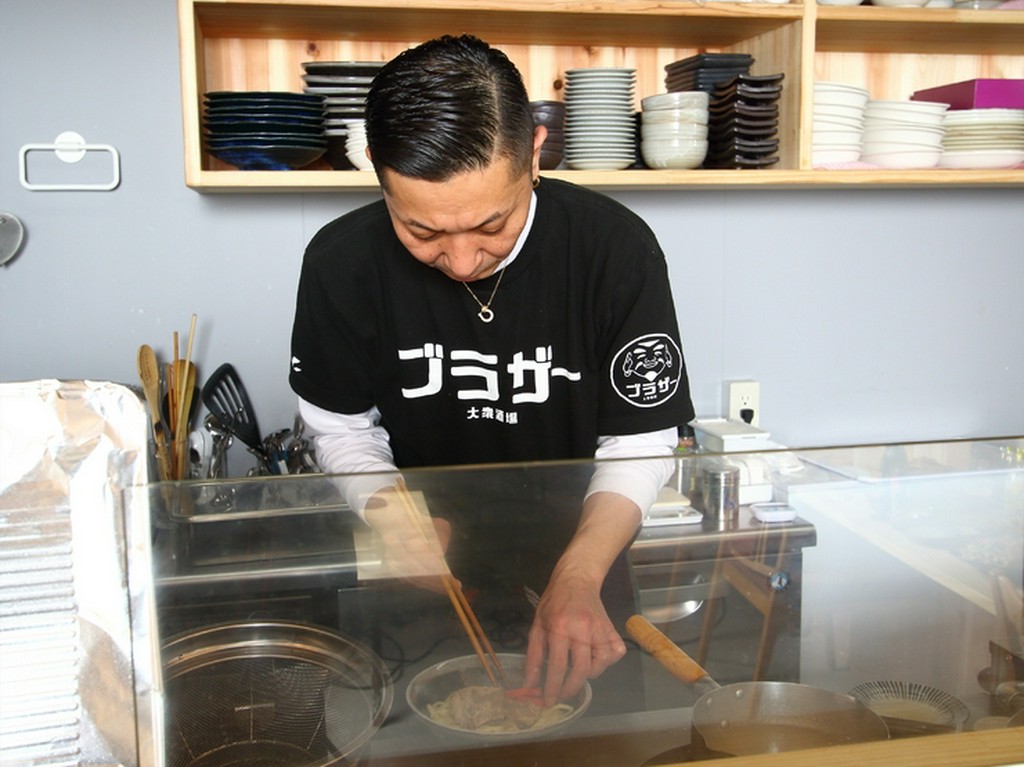 気軽に楽しめるよう、常に笑顔を忘れず、明るい接客