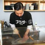 常に笑顔で、明るく、訪れるゲストを迎えてくれる店長の清川氏。肩ひじ張らず、気軽に利用できるお店づくりに余念がありません。仕事終わりにフラッと立ち寄ってみてはいかが。