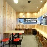 木がふんだんに使われた温かみのある店内は、デートはもちろん、職場の同僚や気の置けない仲間との飲み会にオススメ。沖縄に行かなくても、本場沖縄の食材を使った沖縄料理を堪能できます。