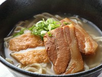 宮古島に行ったら絶対に食べたい『宮古そば』を大阪で味わえる逸品です。弾力のある麺とあっさりとしたスープは相性抜群。豚三枚肉と葱がのっただけの、シンプルながらクセになるメニューです。