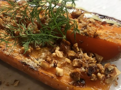 旬の野菜や果物を使用し、趣向を凝らした一皿に仕立てる