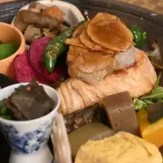 ランチの中には『ちょい呑みセット』がございます。

普段のランチとは異なり、ご飯とお味噌汁はつかず
お酒とランチプレートのみのご提供。

豊富なおかずをアテに、観光の合間でも、お酒を楽しんで頂けます。